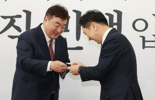 김기현 국민의힘 대표가 28일 국회 대표실을 방문한 싱하이밍(왼쪽) 주한중국대사와 명함을 주고받고 있다.<연합뉴스>